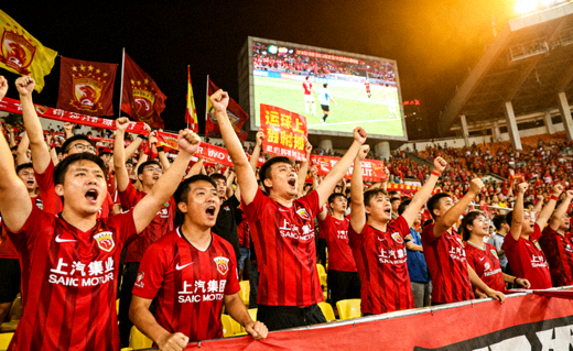 球迷在看台为球队加油的现场画面